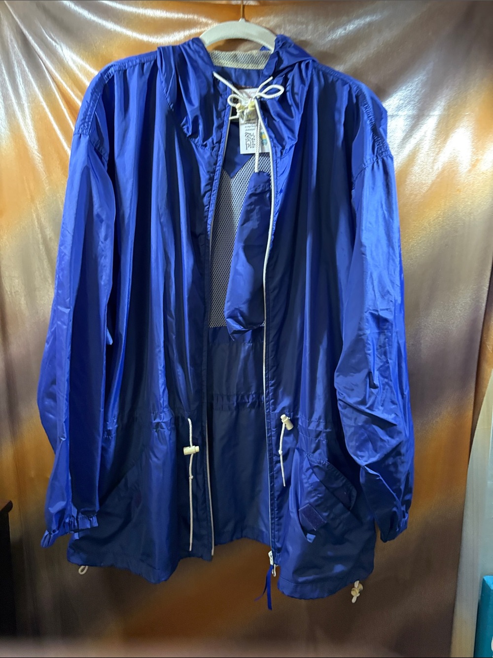 Vintage Woolrich Men’s Hooded Windbreaker packable Jacket with bag — Blue. 137
